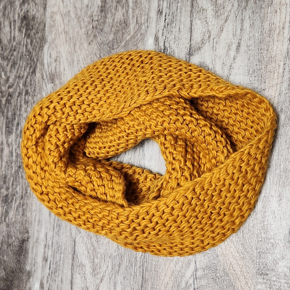 NWOT chunky knit golden infinity scarf
